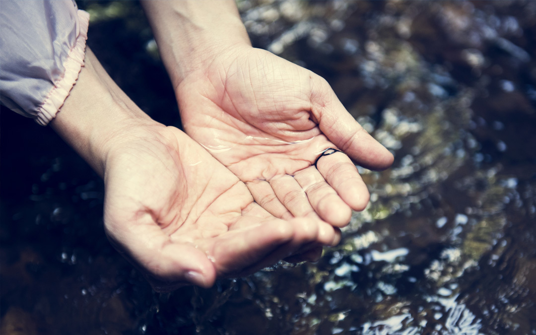 2021_0517_NEWS_woman-getting-some-water-from-the-river-to-drink_1080x675
